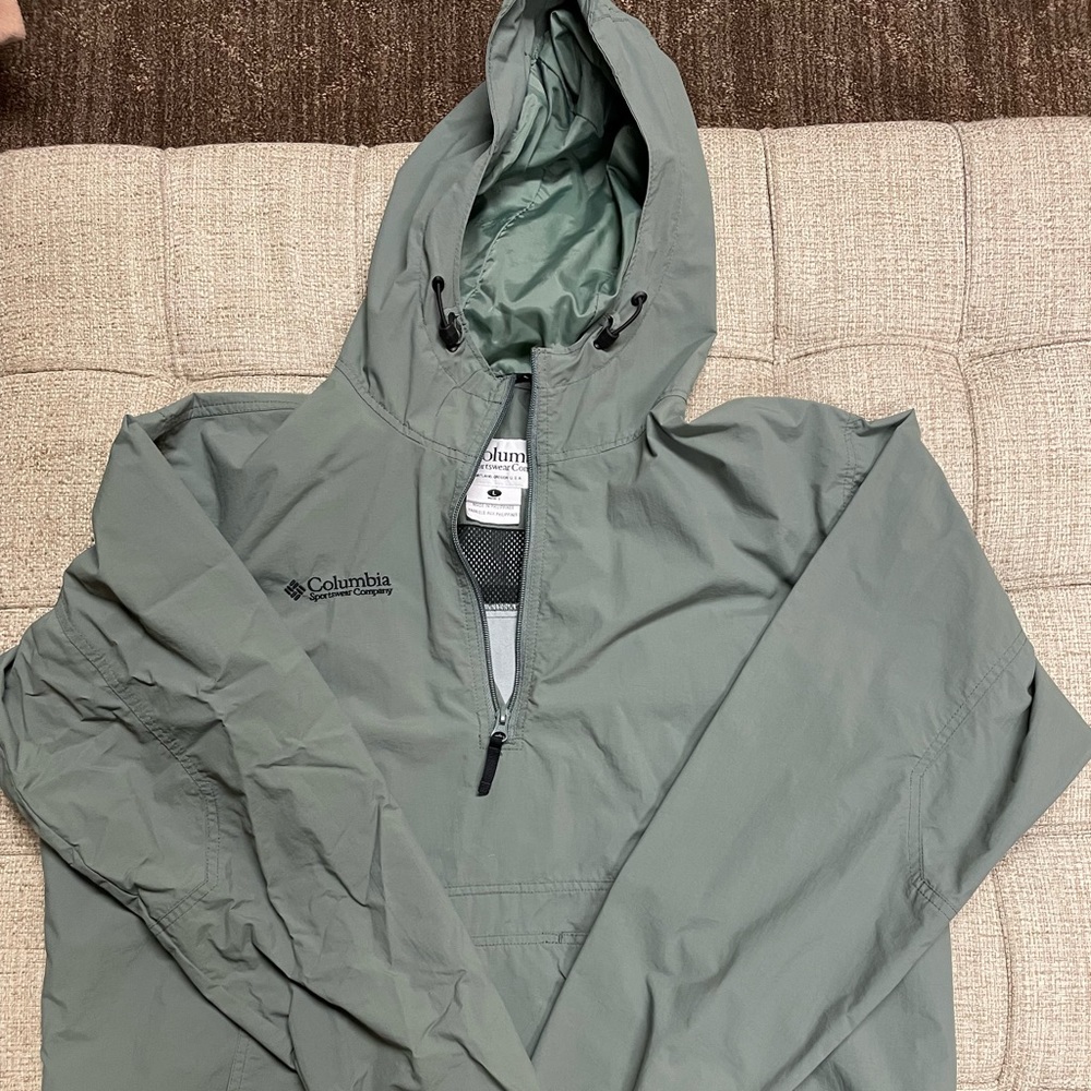 Columbia men’s quarter zip light rain jacket/windbreaker WITH hood - Size: Large